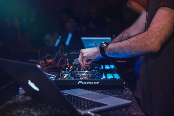 Trouvez le dj parfait pour vos événements en france